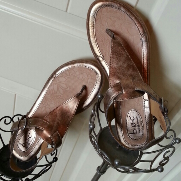 b o c Shoes - Copper metallic toe sandals.