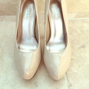 NUDE PUMPS