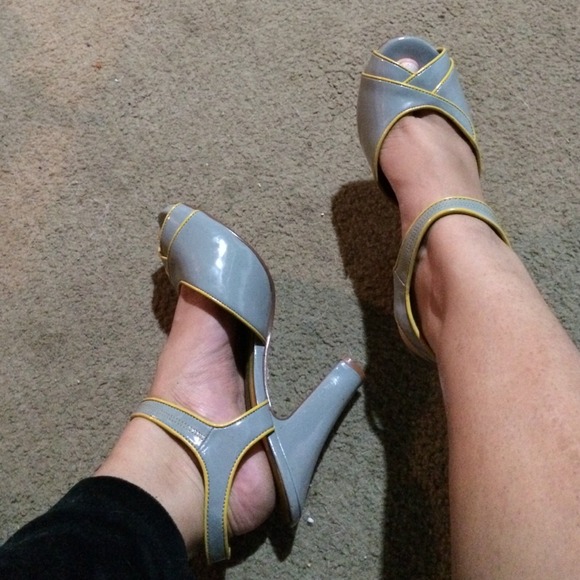 ❌SOLD❌Chinese Laundry Pumps - Picture 2 of 4