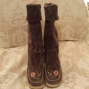 Suede brown wedge embroidered boots by Report sz 7