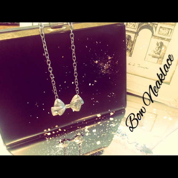 Adorable bow necklace💁Get it while you can!! 👊