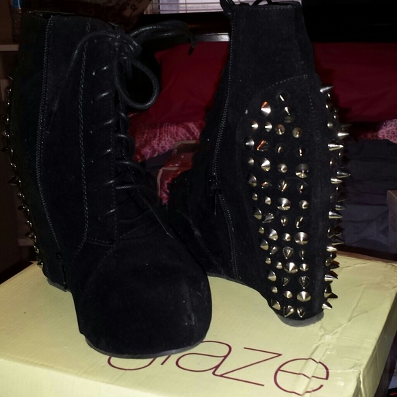 Camilla black wedges