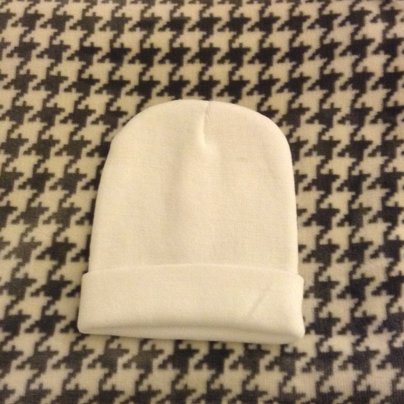 ⭐BUNDLED⭐ Winter white beanie ⛄️NWOT
