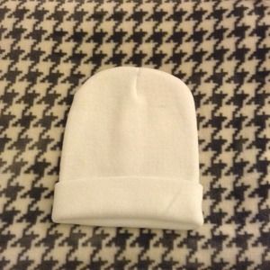 ⭐BUNDLED⭐ Winter white beanie ⛄️NWOT