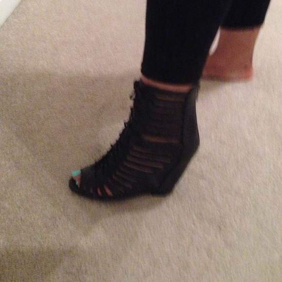 Black, Peeptoe lace up wedge, zips up. Super cute! - Picture 2 of 4