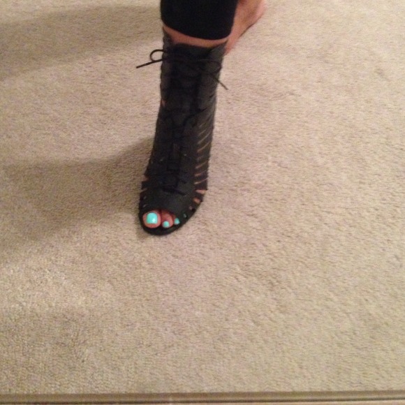 Black, Peeptoe lace up wedge, zips up. Super cute! - Picture 3 of 4
