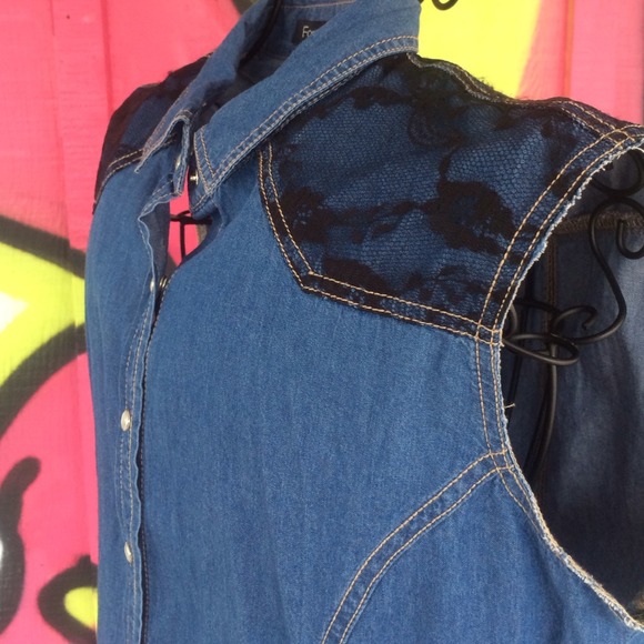 Forever 21 Denim Button Up - Picture 4 of 4