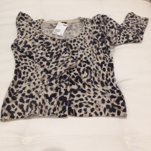 SOLD 🎉Host Pick 3/24🎉 🆕Leopard Prints Cardi 🐾 - Picture 2 of 3