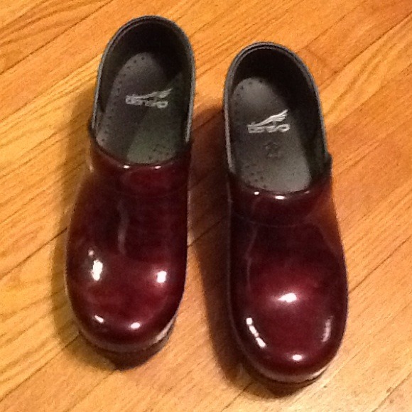 Dansko professional brown marble patent clog