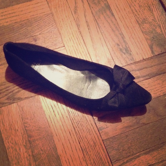 Elegant pointy toe bow flat.