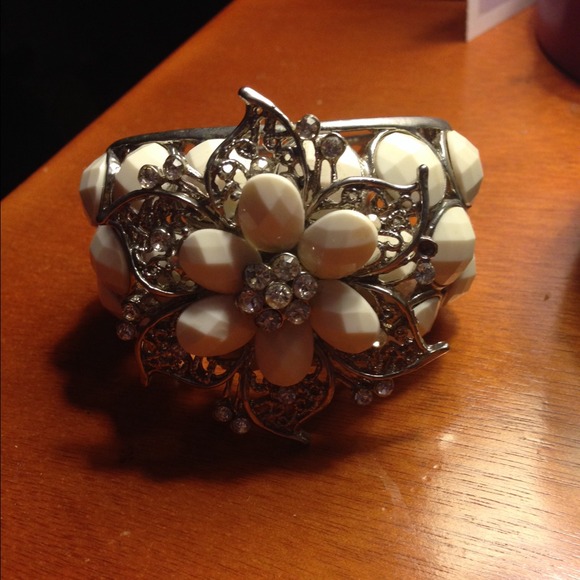 Statement bracelet - Picture 3 of 3