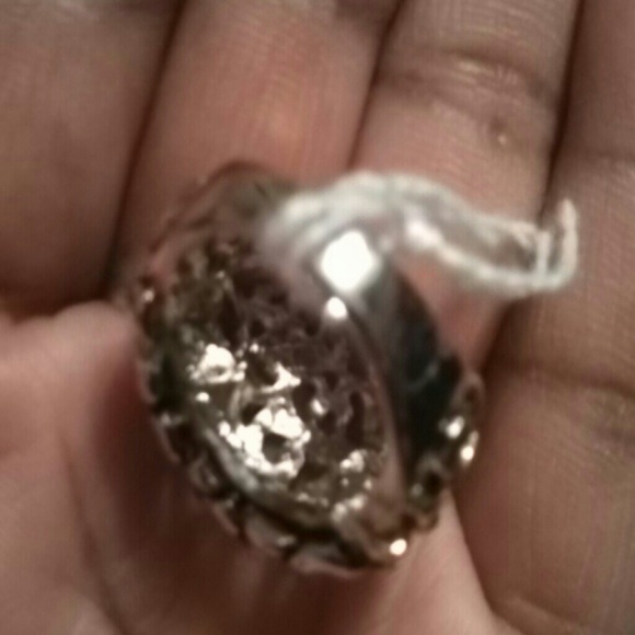 Beautiful Ring - Picture 2 of 3