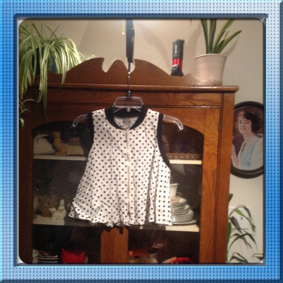 Sleeveless zip up polka dot top🚫sold🚫