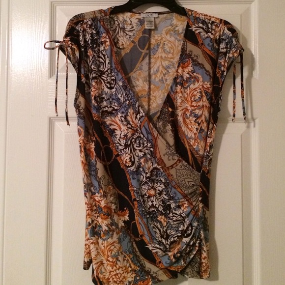 Cache short sleeve top - Picture 3 of 3