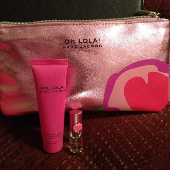 MARC JACOBS make up bag- with extras!