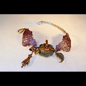 Unique angel wing bracelet in a Steampunk look