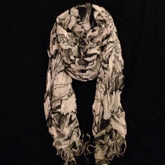 🚫SOLD IN BUNDLE🚫 print scarf