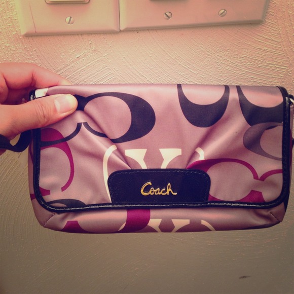 💢💢ON HOLD💢💢 Authentic coach wristlet
