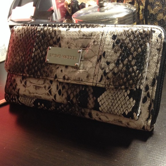 Steve Madden Open Front Wallet - Picture 2 of 4