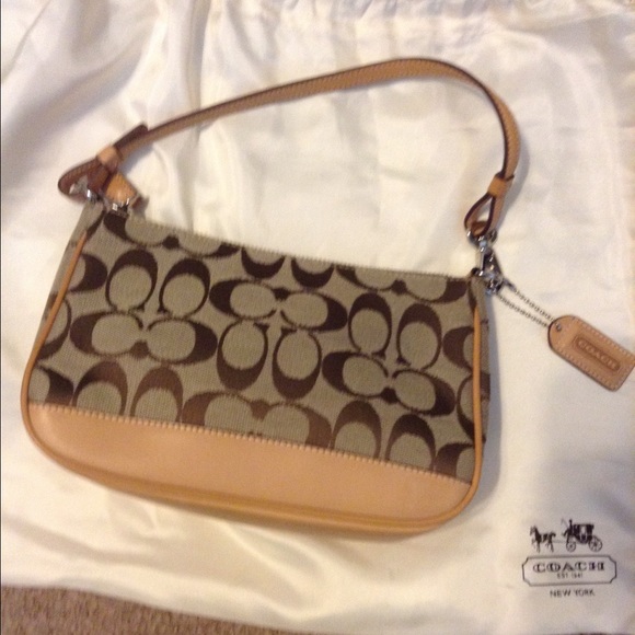 Reduced🎉🌟NEW🌟Coach Signature 💯% Authentic 👍 - Picture 2 of 4