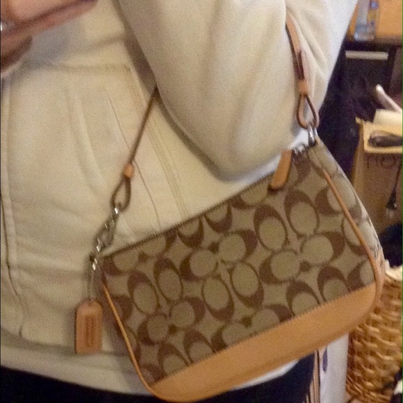 Reduced🎉🌟NEW🌟Coach Signature 💯% Authentic 👍 - Picture 4 of 4