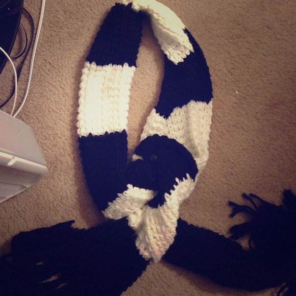 Black & white wool scarf
