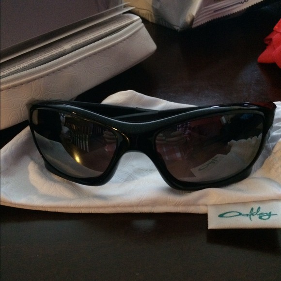 Authentic Oakley men's sunglasses in black - Picture 2 of 4