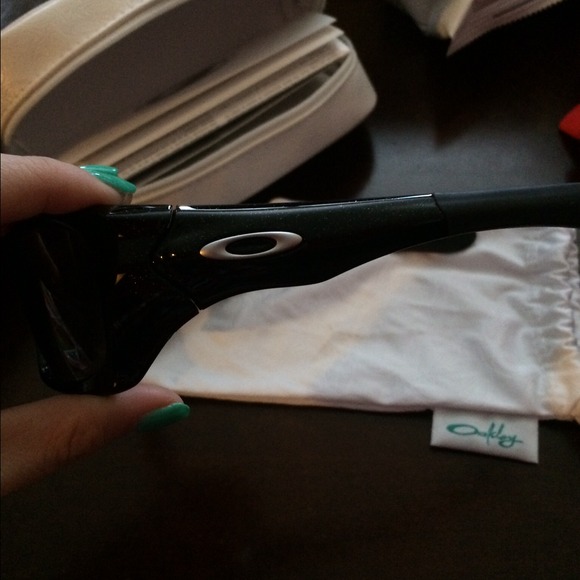Authentic Oakley men's sunglasses in black - Picture 3 of 4