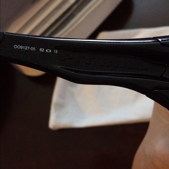 Authentic Oakley men's sunglasses in black - Picture 4 of 4