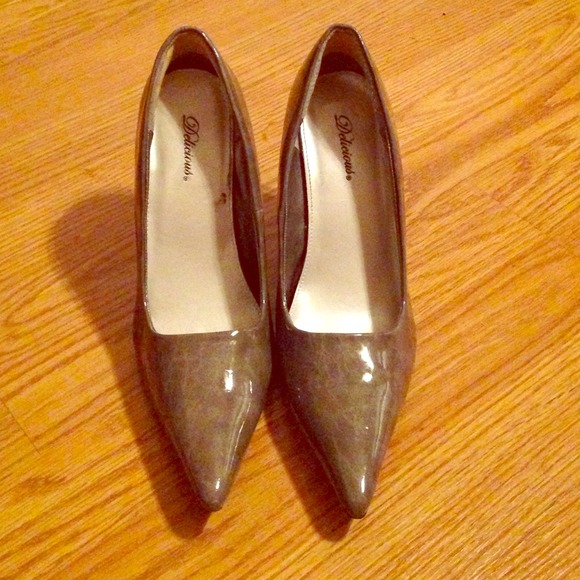 Pointed Grey Pumps