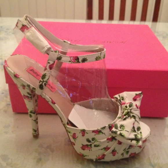New In Box Betsey Johnson Bone Leather Rosebud 9M - Picture 1 of 4