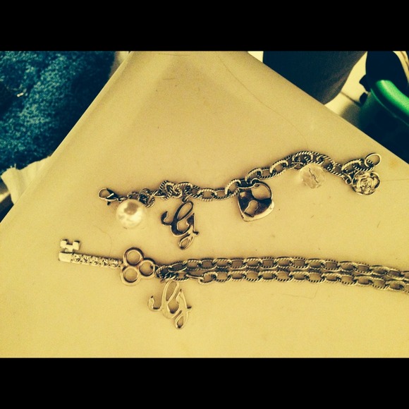 Guess matching bracelet and necklace!