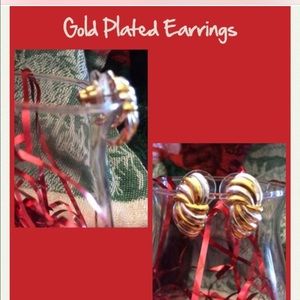 3 pairs of gold plated pierced earrings 💞
