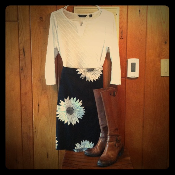 Black/white flowered skirt