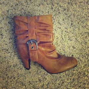 Short buckle boot