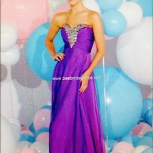 REDUCED - Beautiful prom gown worn once