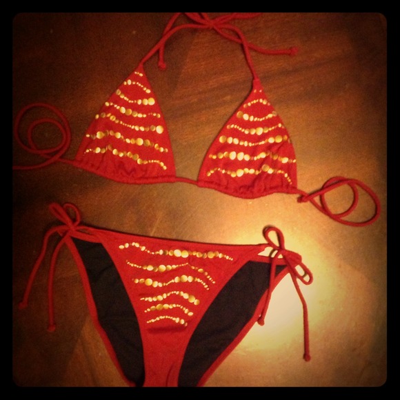 VS Maroon Swim Set w/ Gold Studs