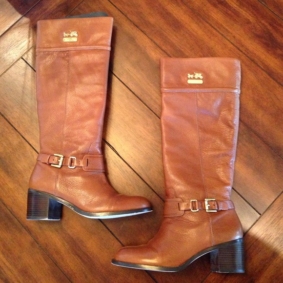 What a steal!! Coach boots in Walnut