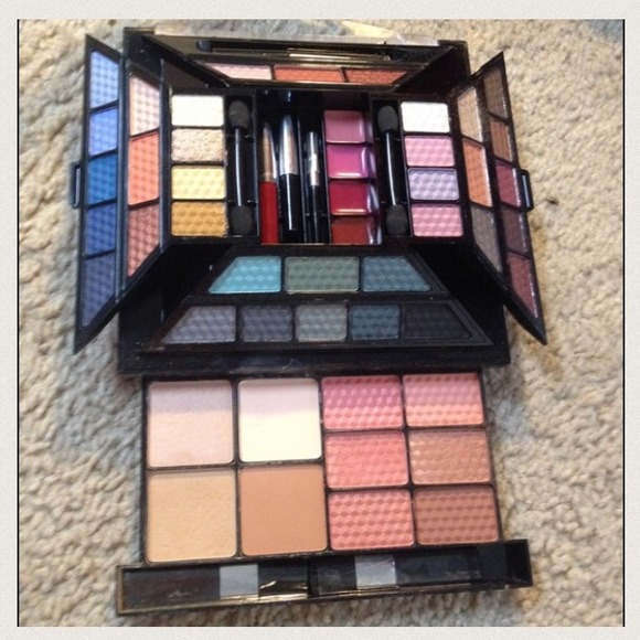 In One Makeup Kit Set💄BUNDLE 3 ITEMS GET 30% OFF! - Picture 2 of 4