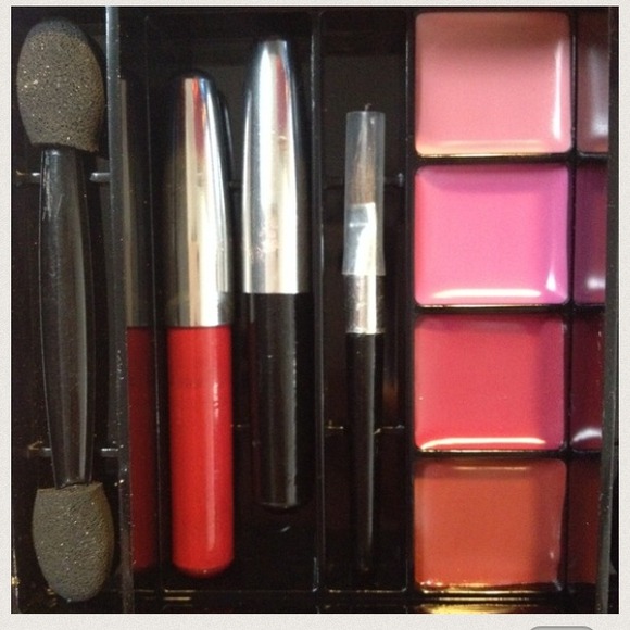 In One Makeup Kit Set💄BUNDLE 3 ITEMS GET 30% OFF! - Picture 4 of 4