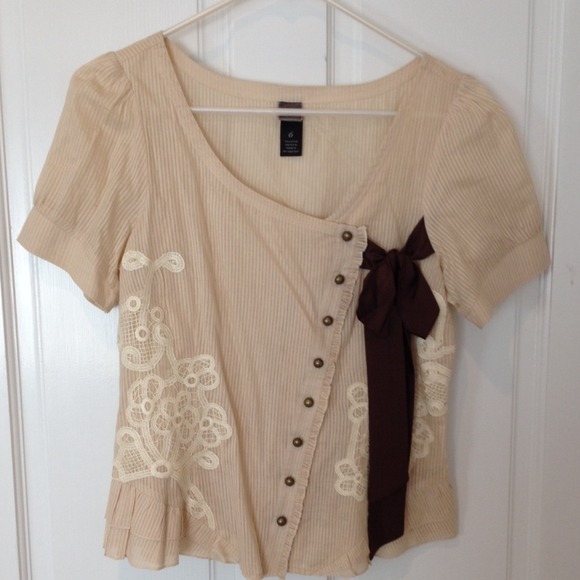 Cute short-sleeved top