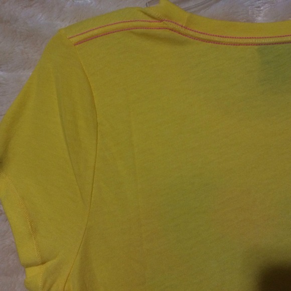 🎀SOLD IN BUNDLE🎀 Victoria's Secret PINK T-Shirt. - Picture 4 of 4