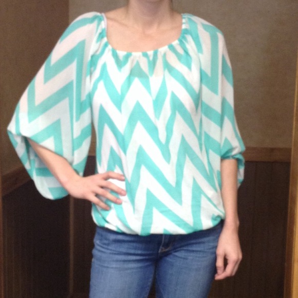 Beautiful Chevron Pattern Mint Green & White Top