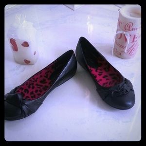 Black flat shoes