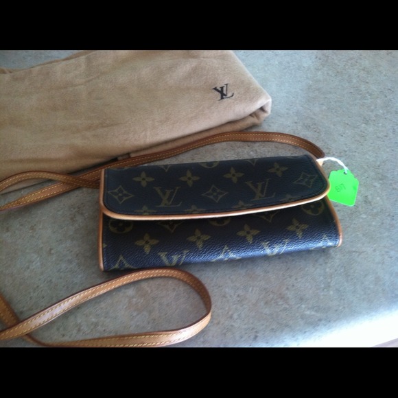 Authentic Louis Vuitton   Shoulder bag petite