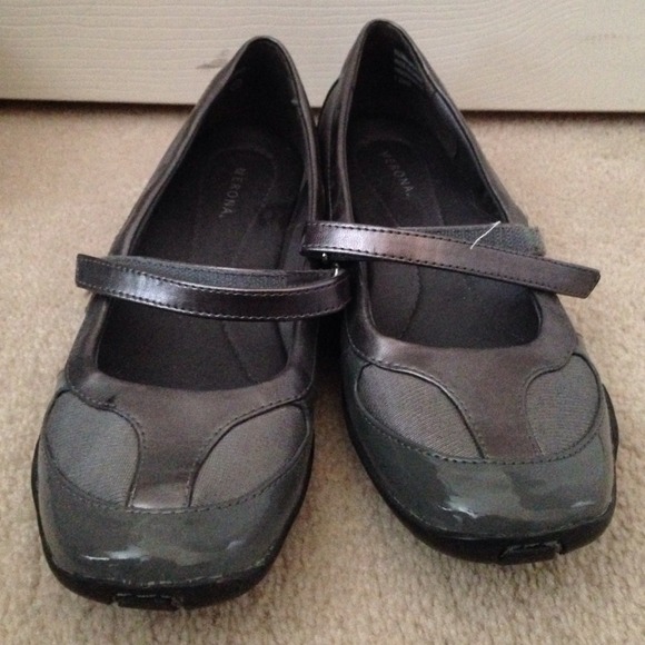 Merona Velcro strap grey/silver sneakers