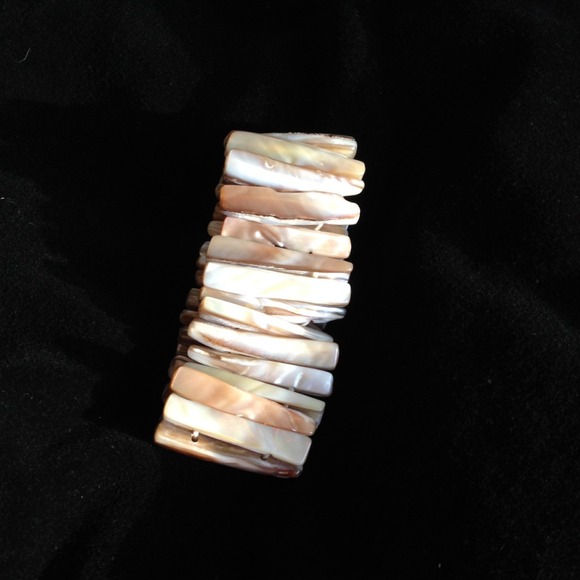 Real shell piece stretch bracelet