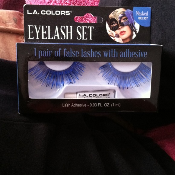 L.A. COLORS Blue false eyelash set, with adhesive. - Picture 1 of 2