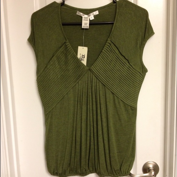 ⛔Sold⛔Max Studio v neck sage blouse top NWT