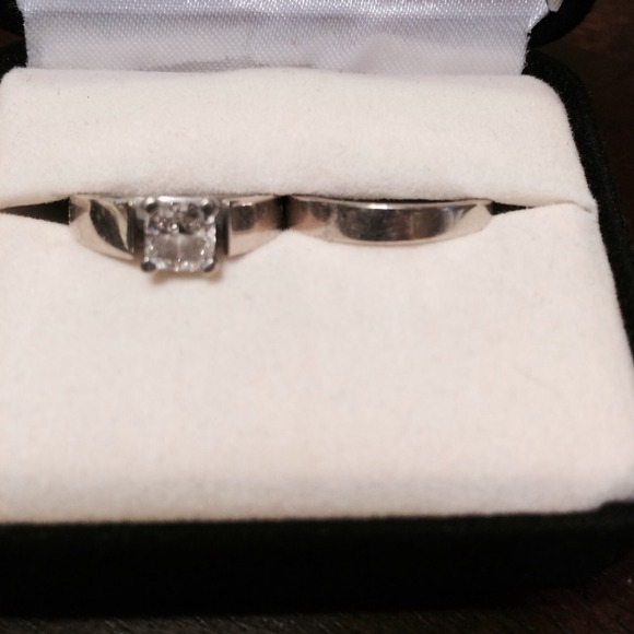 0.61carat cushion cut diamond ring & wedding band